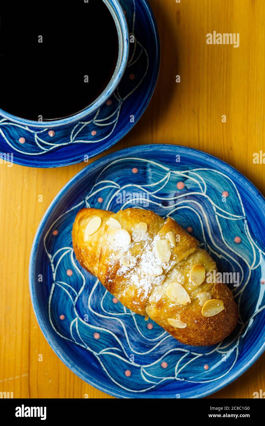 Mandel-Croissant auf einem Teller Stockfoto