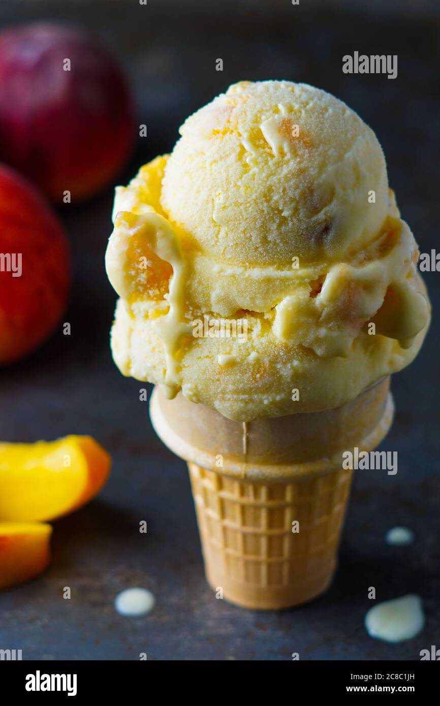 Hausgemachtes Pfirsich-Eis Stockfoto