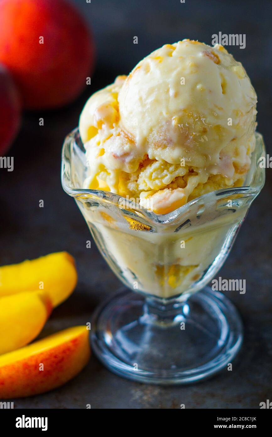 Hausgemachtes Pfirsich-Eis Stockfoto