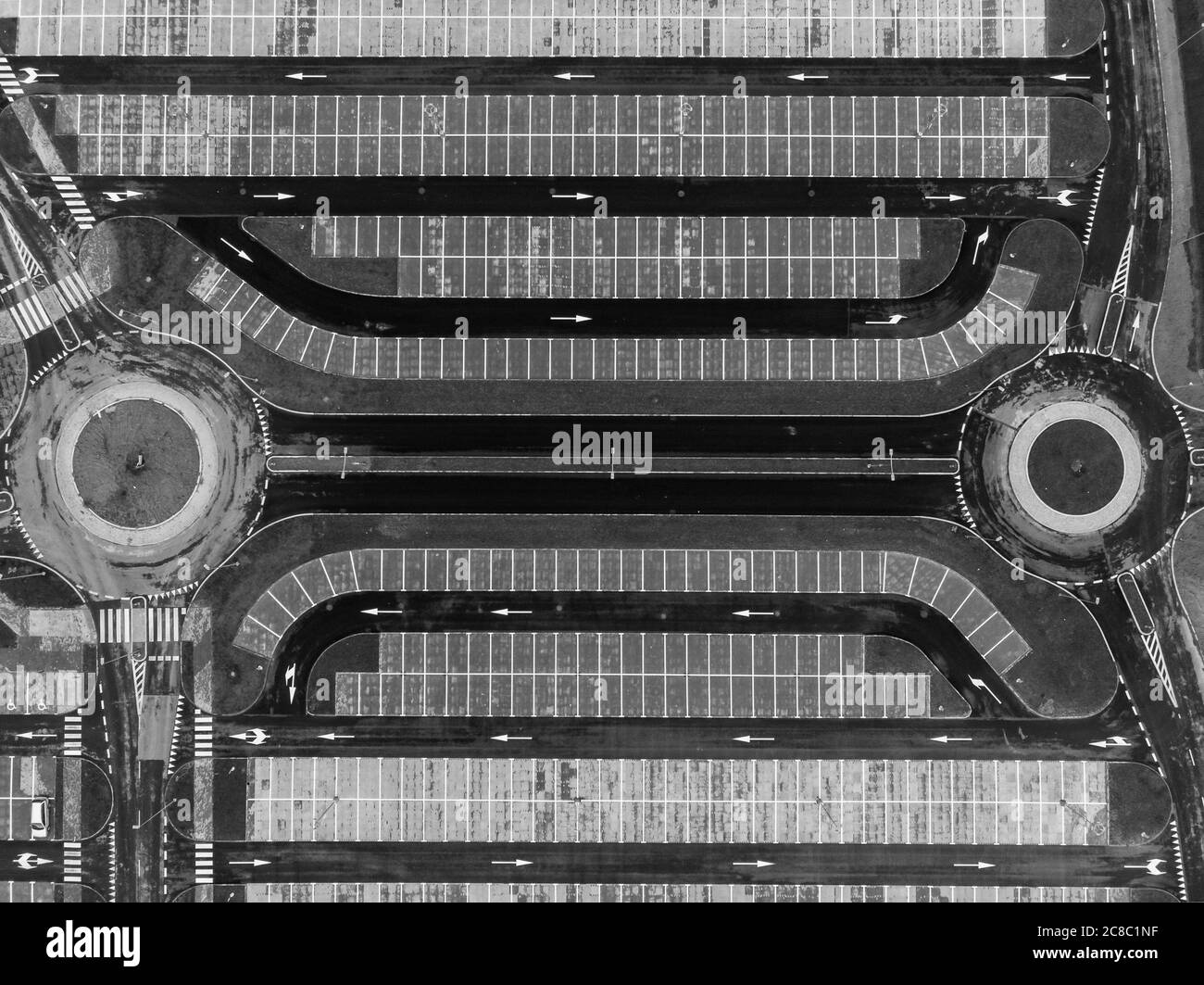 Luftaufnahme von oben nach unten auf leeren Parkplatz Stockfoto