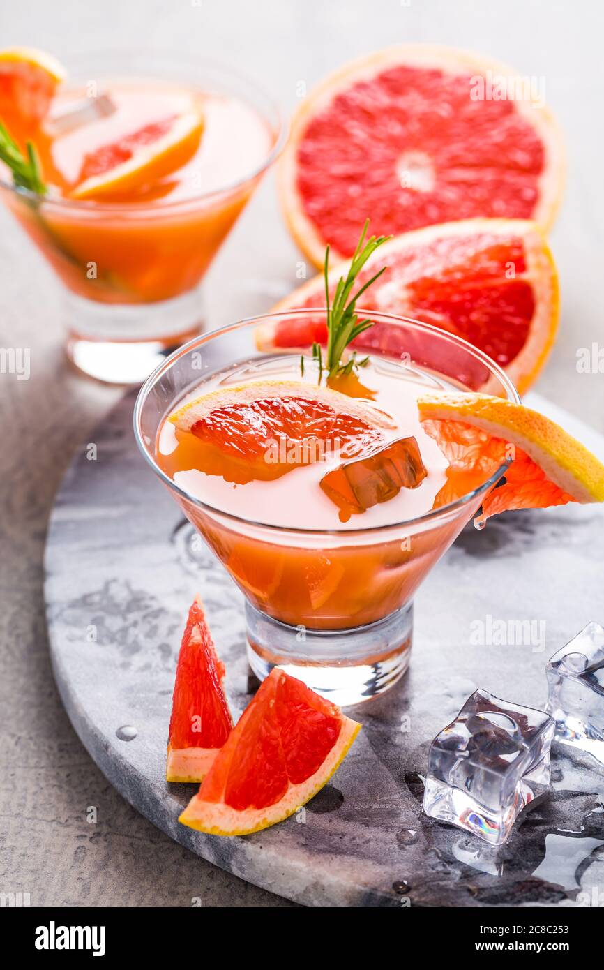 Frisches, rosa Grapefruit Getränk mit Saft. Kalte Sommer Zitrusfrucht erfrischende Getränk oder Getränke mit Rosmarin. Stockfoto