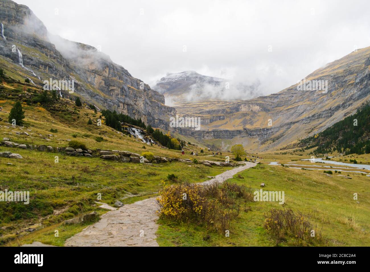 Langer Steinweg in einem Tal zwischen Bergen. Stockfoto