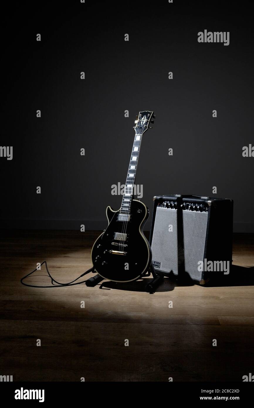 E-Gitarre und Verstärker Stockfoto