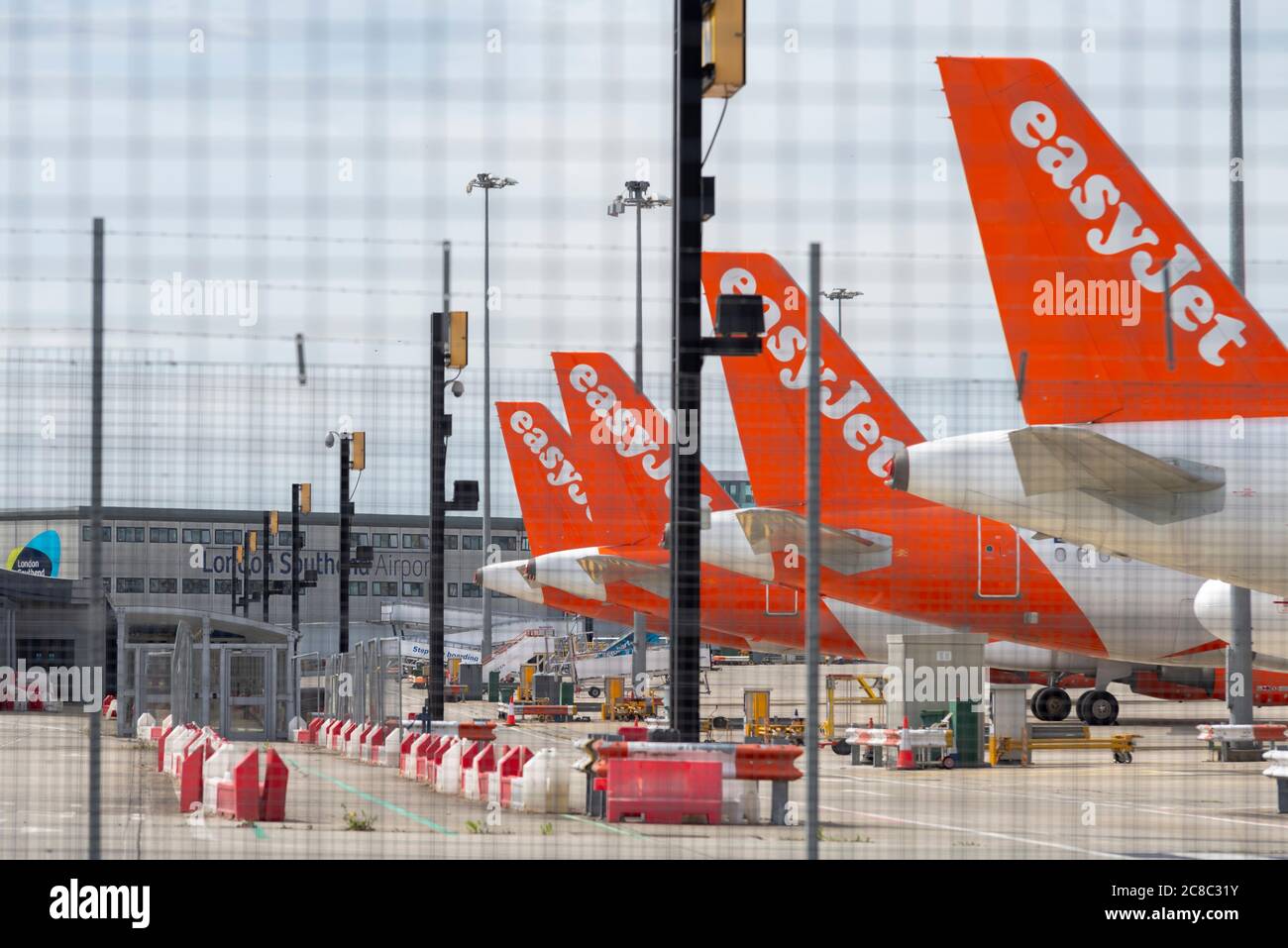 London Southend Airport, Essex, Großbritannien. Juli 2020. Aufgrund des Geschäftsverlustes infolge der COVID-19 Coronavirus-Sperre kündigte easyJet an, ihre Flughafenbasen in Newcastle, Stansted und London Southend zu schließen. Obwohl einige Flüge diese Flughäfen noch bedienen können, würde die Abstellung ihrer Basisbetriebe den Verlust von 1290 Arbeitsplätzen bedeuten. Die Anzahl der easyJet-Flugzeuge ist in Southend gelagert Stockfoto