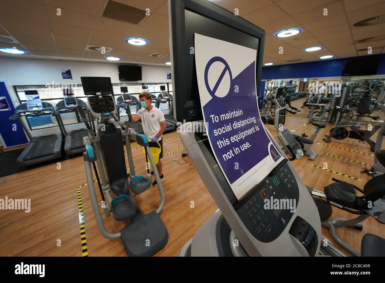 David Silver, 54, Fitness- und Reha-Trainer reinigt Fitnessgeräte im North Tyneside Council Waves Gym and Swimming Center in Whitley Bay North Tyneside vor seiner Wiedereröffnung, nachdem weitere Einschränkungen für Coronavirus-Sperren in England aufgehoben wurden. Stockfoto