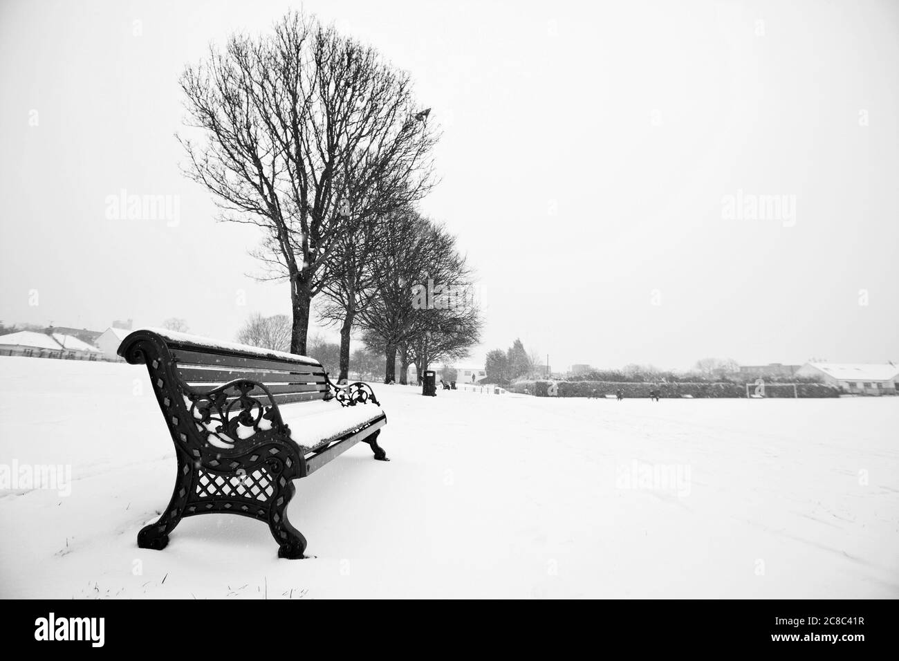 Parkbank und schneebedeckter Park Stockfoto