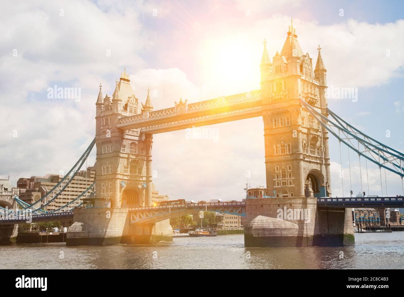 Tower Bridge mit Streulicht Stockfoto