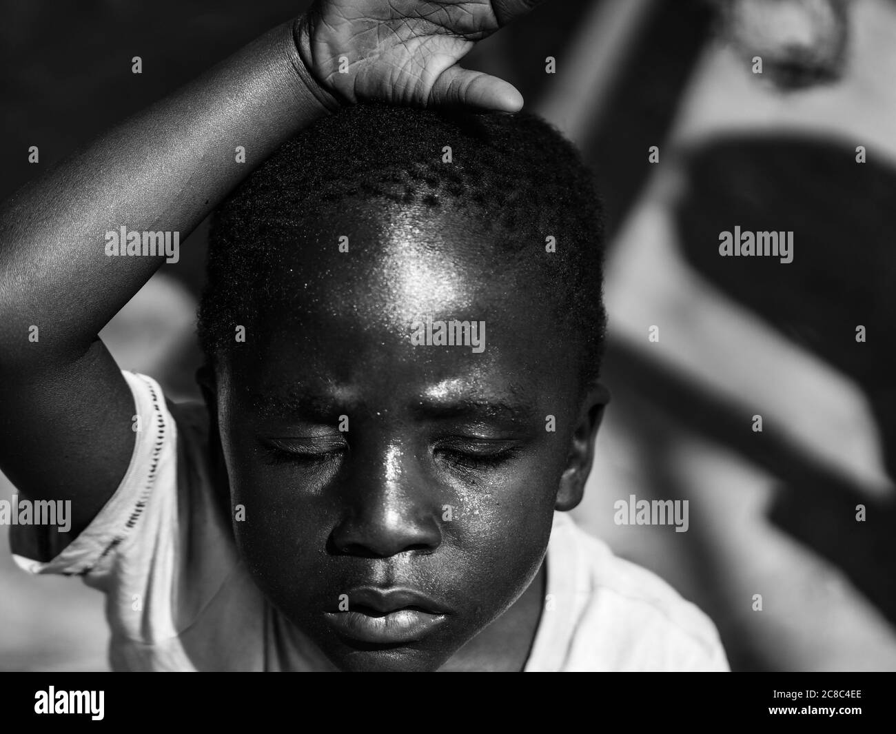 Schwarz-Weiß-Bild von afrikanischen Kind, schwarze Kinder aus der Nähe Stockfoto
