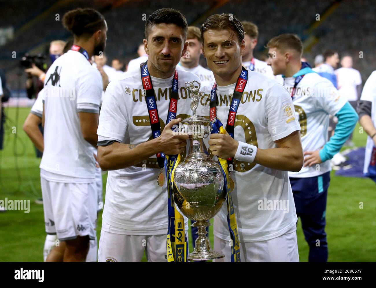 Pablo Hernandez (links) und Ezgjan Alioski von Leeds United feiern am Ende des Sky Bet Championship-Spiels in der Elland Road, Leeds, mit der Trophäe der Sky Bet Championship. Stockfoto