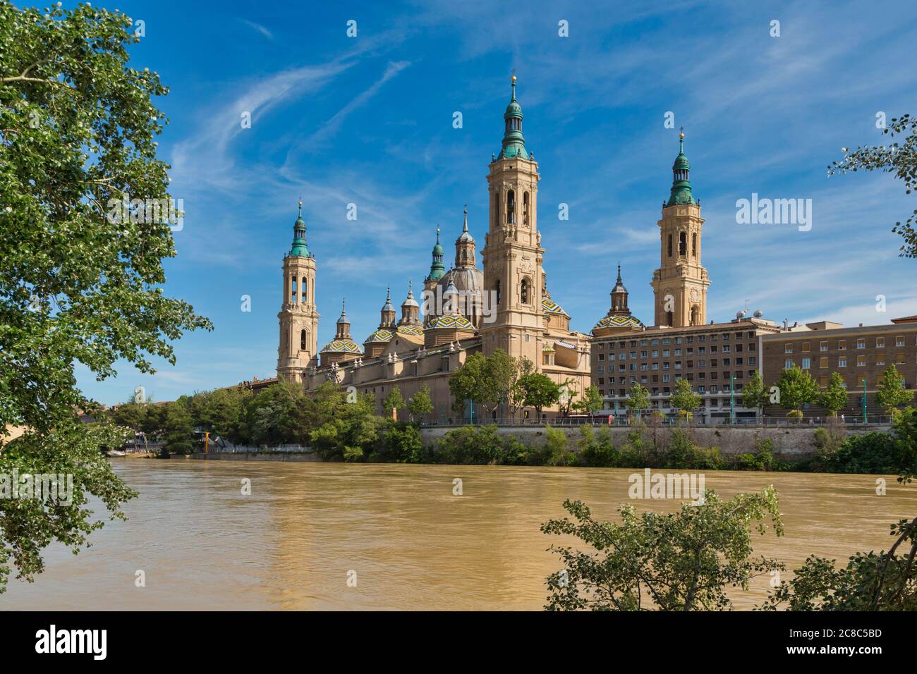 Zaragoza, Provinz Zaragoza, Aragon, Spanien. Die barocke Basilika Nuestra Señora del Pilar, oder Unsere Liebe Frau von der Säule, über dem Ebro R gesehen Stockfoto