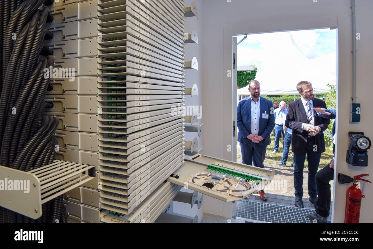 23. Juli 2020, Brandenburg, Schwedt/oder: Blick in einen Verteilerschrank für Glasfaserverbindungen. Der Landkreis Uckermark steht in den Startlöchern für eine zukunftssichere Internetversorgung. Heute findet der Spatenstich für das Erweiterungsziel von einem Gigabit pro Sekunde statt. Davon sollen nach Abschluss der Arbeiten allein im Projektgebiet Schwedt rund 1,800 private Haushalte und 300 gewerbliche Einheiten profitieren. Das Wirtschaftsministerium Brandenburg unterstützt den Landkreis beim Breitbandausbau mit 52 Millionen Euro. Zusammen mit Mitteln des Bundesbro Stockfoto