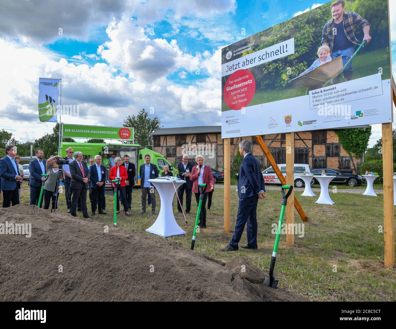 23. Juli 2020, Brandenburg, Schwedt/oder: Viele Gäste nehmen am symbolischen Spatenstich für den Breitbandausbau in der Uckermark Teil. Der Landkreis Uckermark steht in den Startlöchern für eine zukunftssichere Internetversorgung. Heute findet der Spatenstich für das Erweiterungsziel von einem Gigabit pro Sekunde statt. Davon sollen nach Abschluss der Arbeiten allein im Projektgebiet Schwedt rund 1,800 private Haushalte und 300 gewerbliche Einheiten profitieren. Das Wirtschaftsministerium Brandenburg unterstützt den Landkreis beim Breitbandausbau mit 52 Millionen Euro Stockfoto