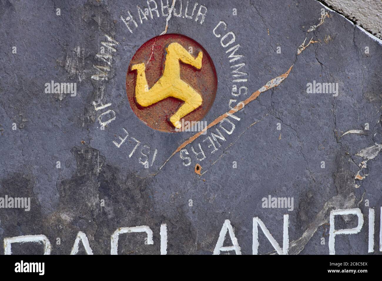 Hafenkommissare der Isle of man unterschreiben mit drei Beinen Logo am Hafen von Port Erin Stockfoto