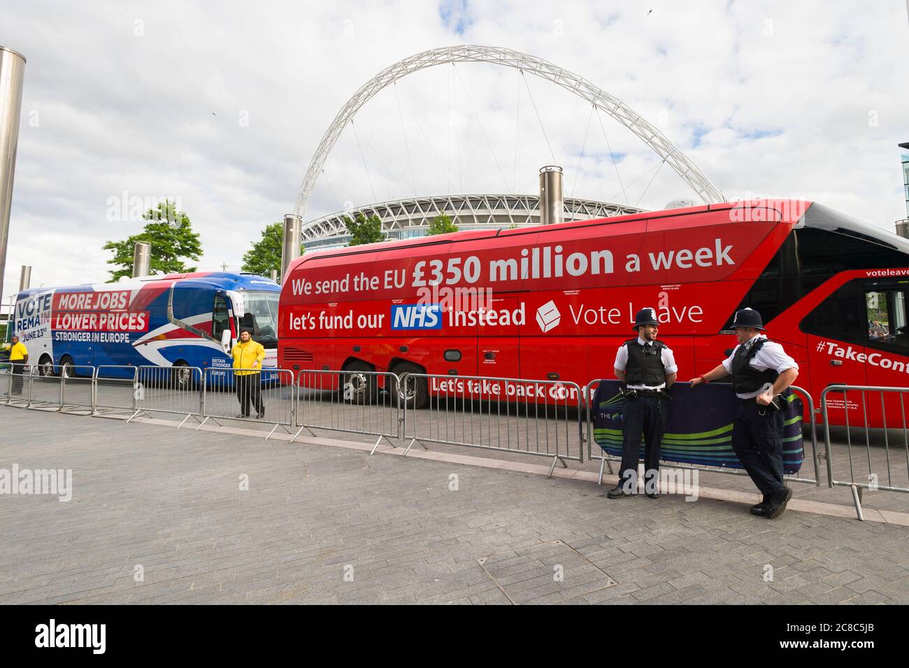 Die Leave und Reamian Kampagne Busse vor Wembley Arena, Wembley, London, vor dem Beginn einer BBC TV Live-Debatte über das bevorstehende britische Referendum über die Frage, ob ein Teil der Europäischen Union bleiben oder verlassen. Das Referendum soll am Donnerstag, den 24. Juli 2016 stattfinden. Wembley Arena, London, Großbritannien. Juni 2016, 21 Stockfoto