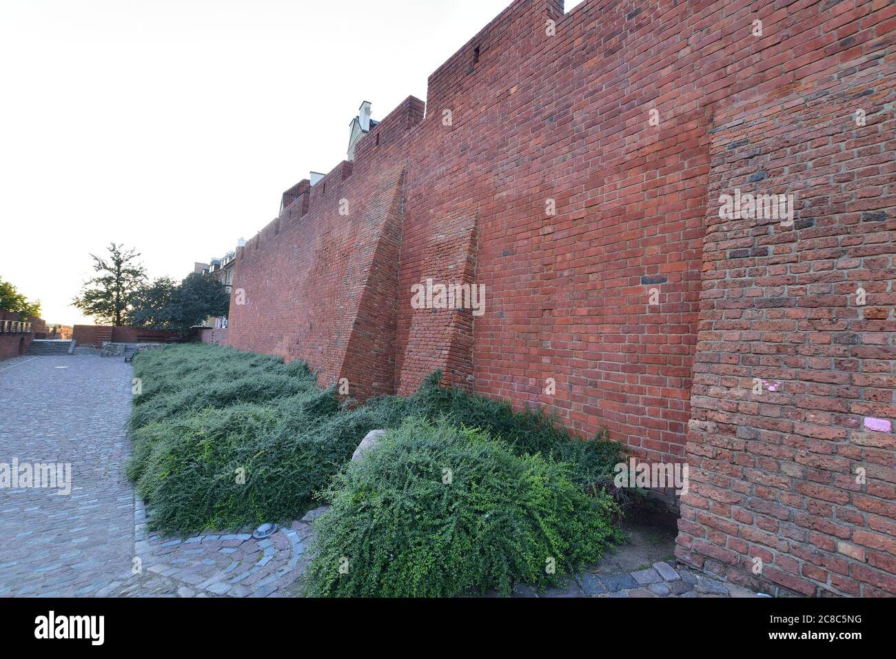 Die historischen Verteidigungsmauern des Barbican in der Warschauer Altstadt bei Sonnenaufgang. Sommer. Stockfoto