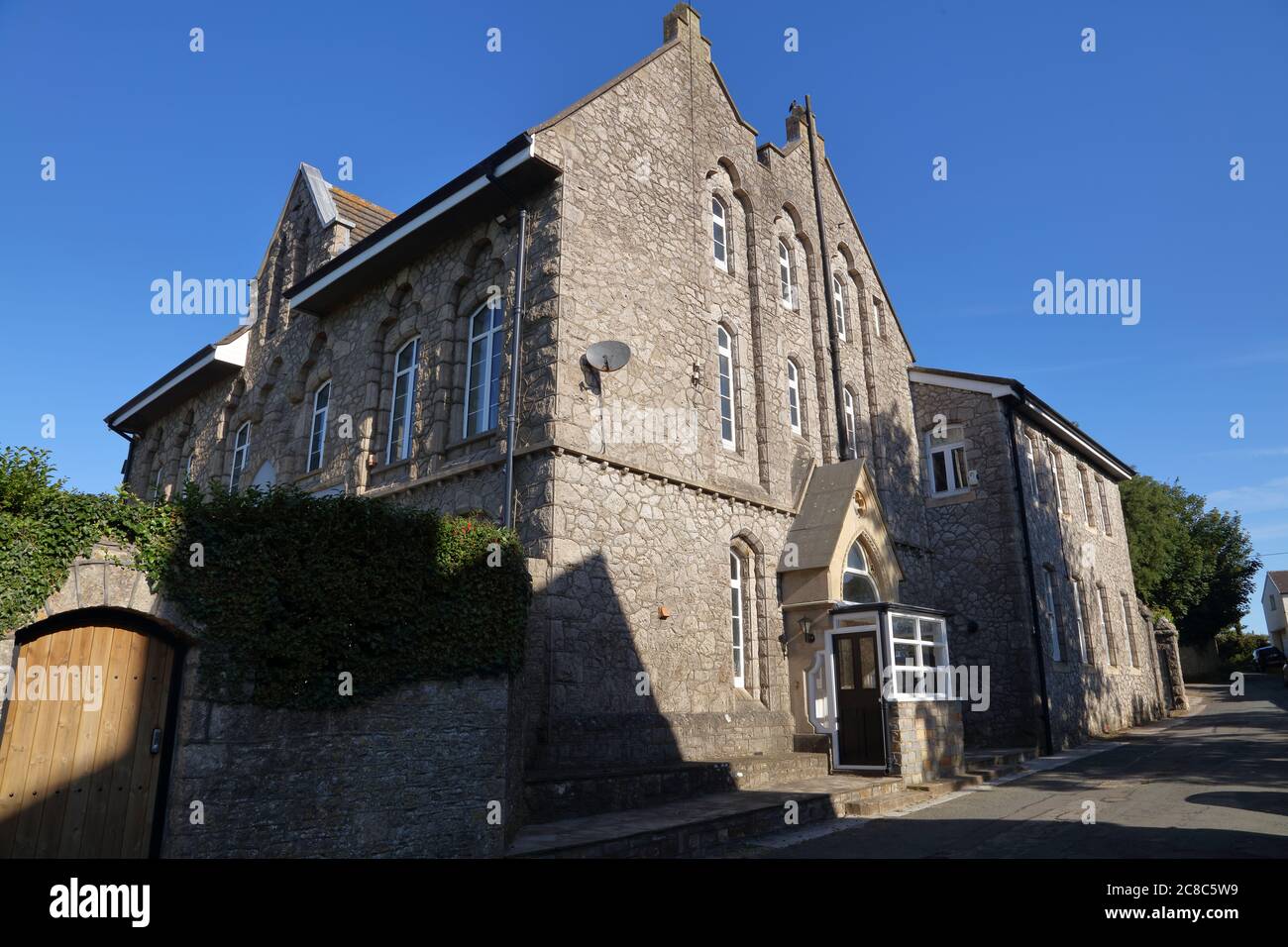 Es sah aus wie das örtliche Schulhaus in Southerndown nahe der Küste in einer wunderschönen ruhigen Dorflage an der Straße. Stockfoto