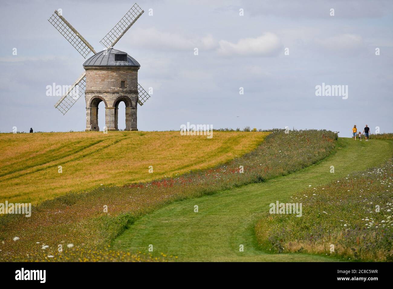 Besucher spazieren durch die Chesterton Windmill in Chesterton, Warwickshire. Stockfoto