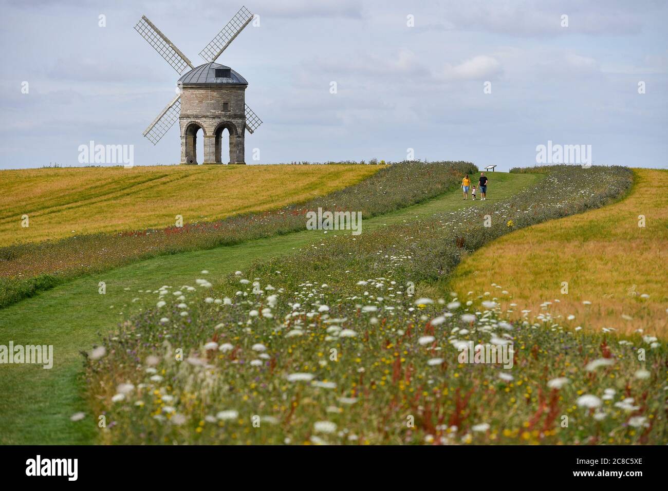 Besucher spazieren durch die Chesterton Windmill in Chesterton, Warwickshire. Stockfoto