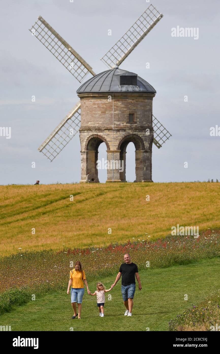 Besucher spazieren durch die Chesterton Windmill in Chesterton, Warwickshire. Stockfoto