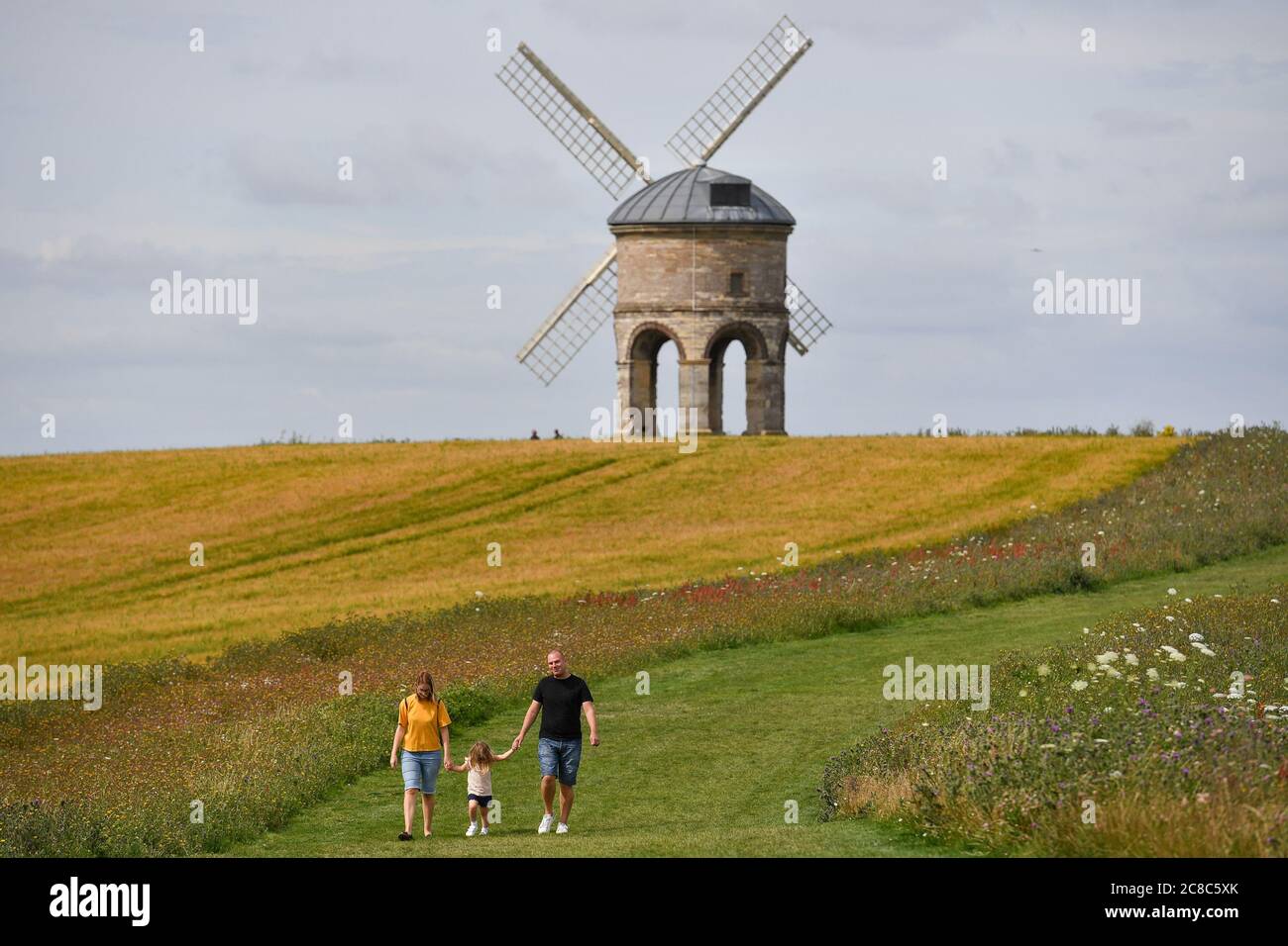 Besucher spazieren durch die Chesterton Windmill in Chesterton, Warwickshire. Stockfoto