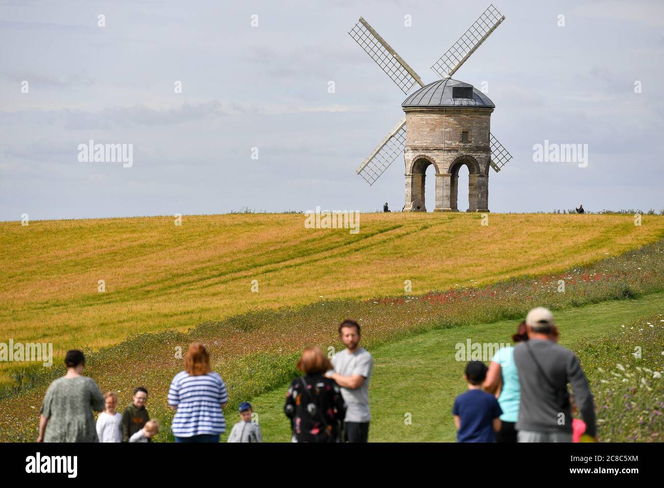 Besucher spazieren durch die Chesterton Windmill in Chesterton, Warwickshire. Stockfoto