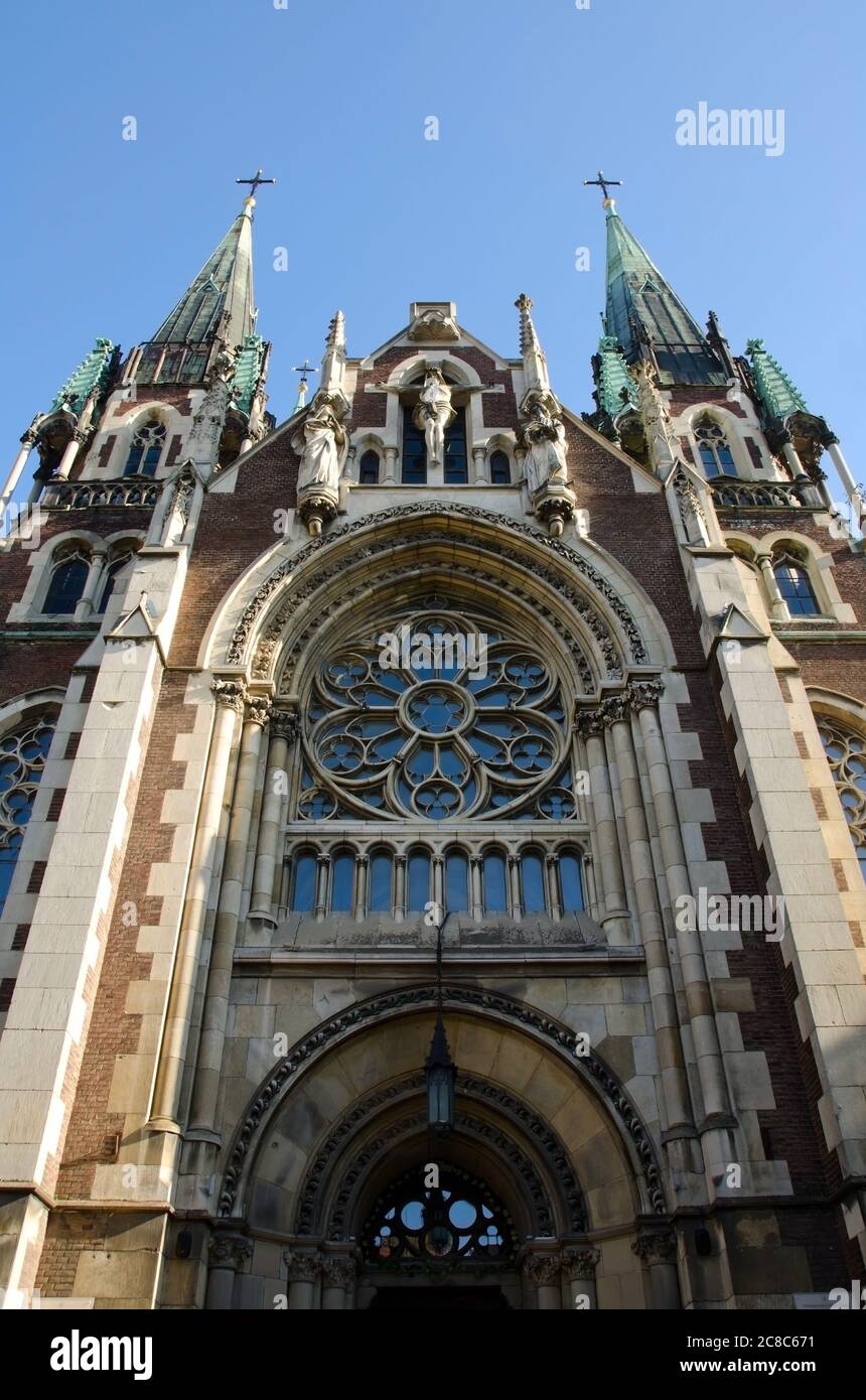 Ansicht von unten auf die katholische Kirche St. Elisabeth, Kirche St. Olha und Elisabeth Stockfoto