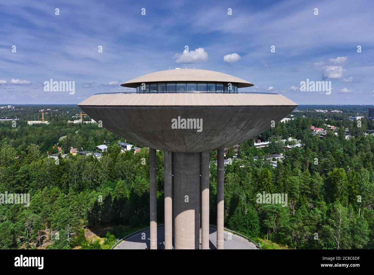 Espoo, Finnland - 19. Juli 2020: Luftaufnahme des Haikaranpesa Wasserturms Stockfoto