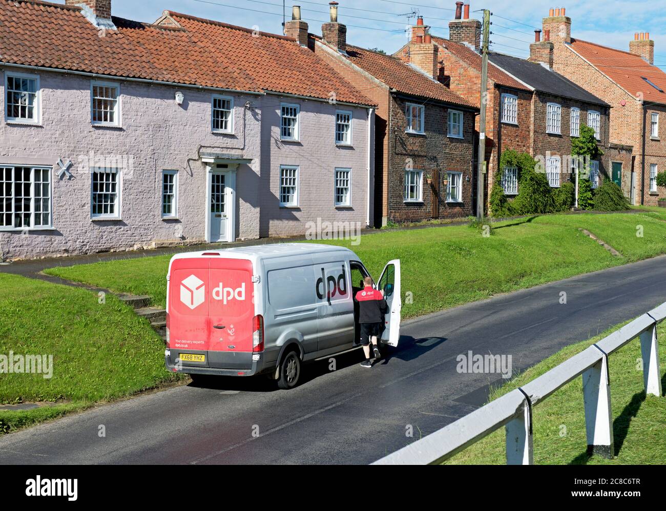 DPD Kurierwagen im Dorf Stillington, North Yorkshire, England Stockfoto