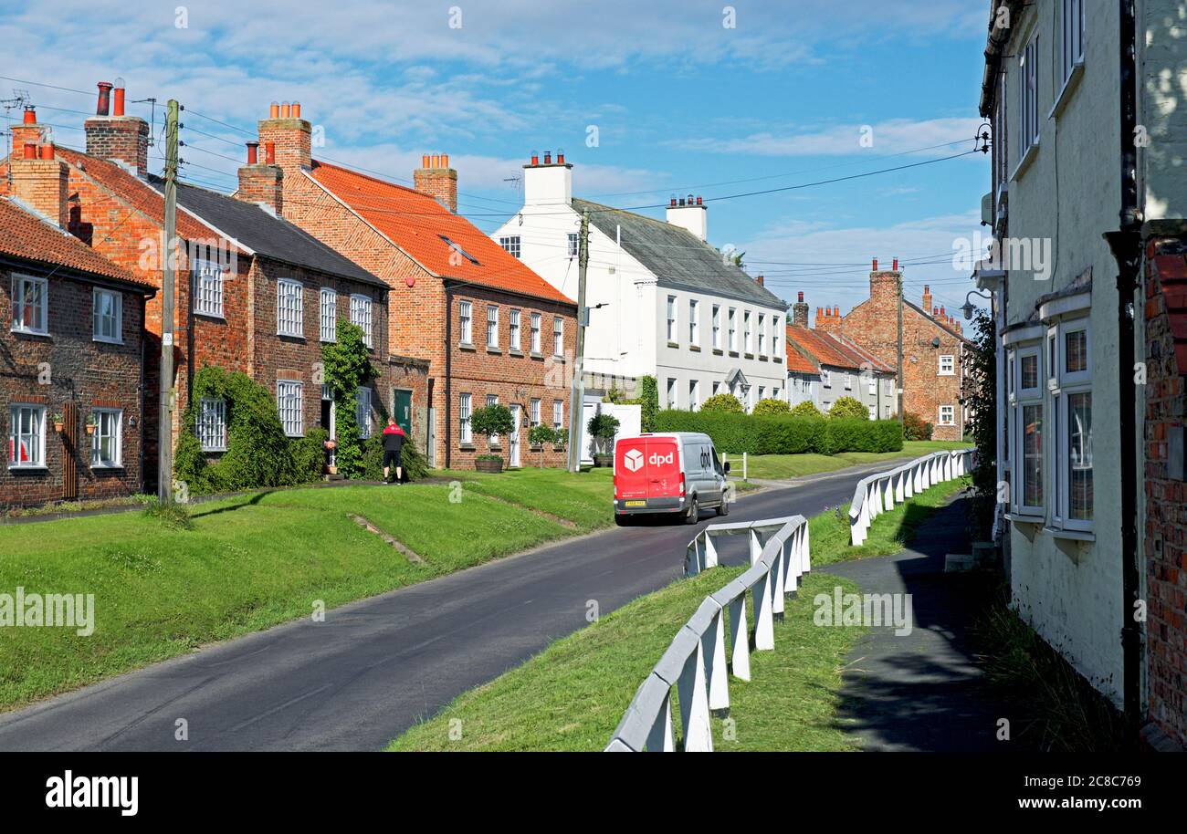 DPD Kurierwagen im Dorf Stillington, North Yorkshire, England Stockfoto