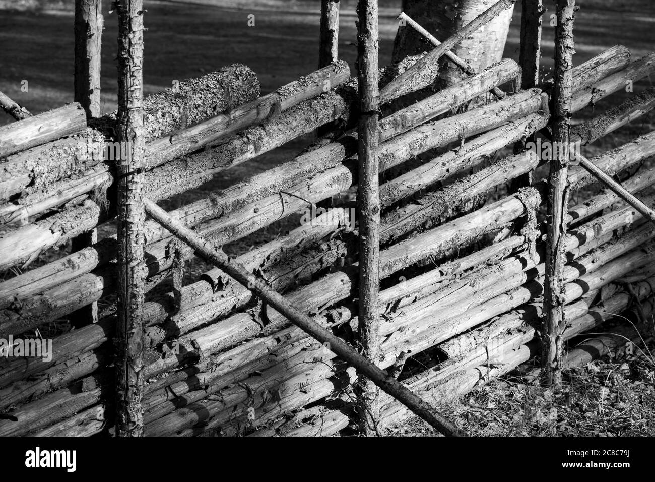 Altmodischer Holzmast Zaun , Finnland Stockfoto