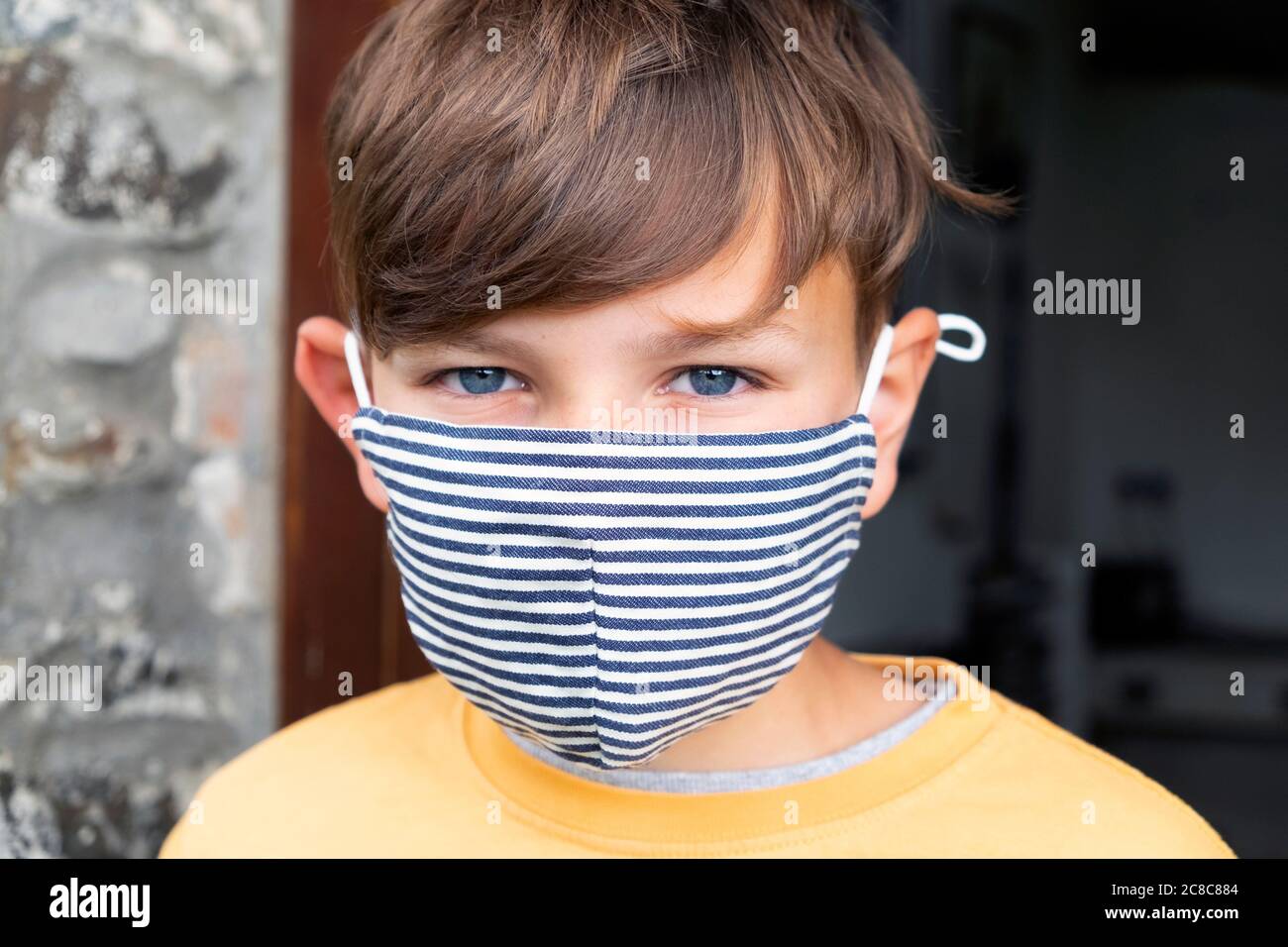 Nahaufnahme Porträt eines Jungen 10, das während der COVID 19-Krise eine Gesichtsmask trug, einer Coronavirus-Pandemie im Sommer Juli 2020 Großbritannien KATHY DEWITT Stockfoto