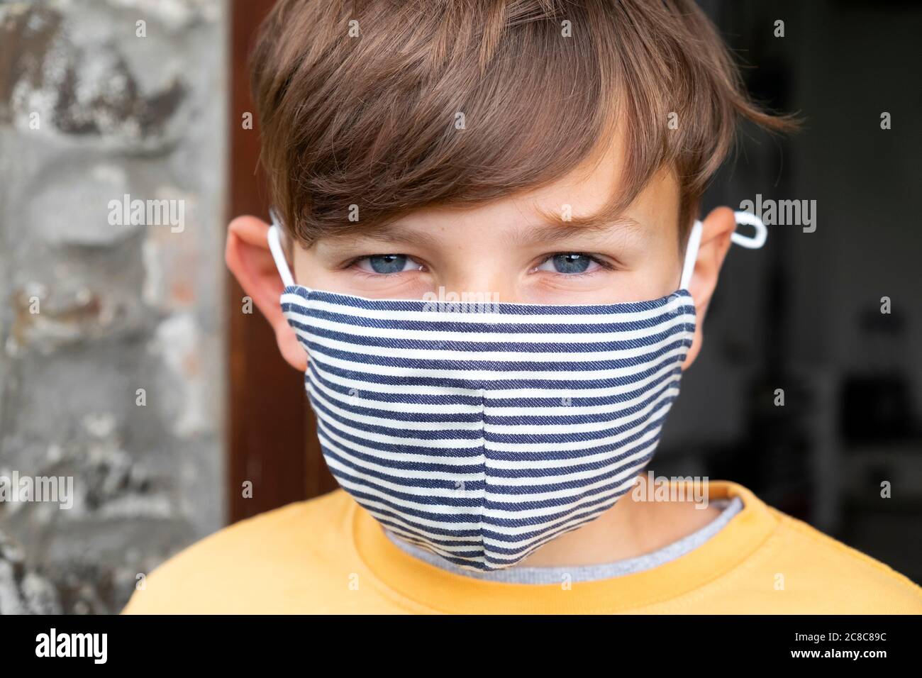 Nahaufnahme Porträt eines Jungen 10 Kind mit Gesichtsmaske während der covid 19 Krise Coronavirus Pandemie im Sommer Juli 2020 Großbritannien KATHY DEWITT Stockfoto
