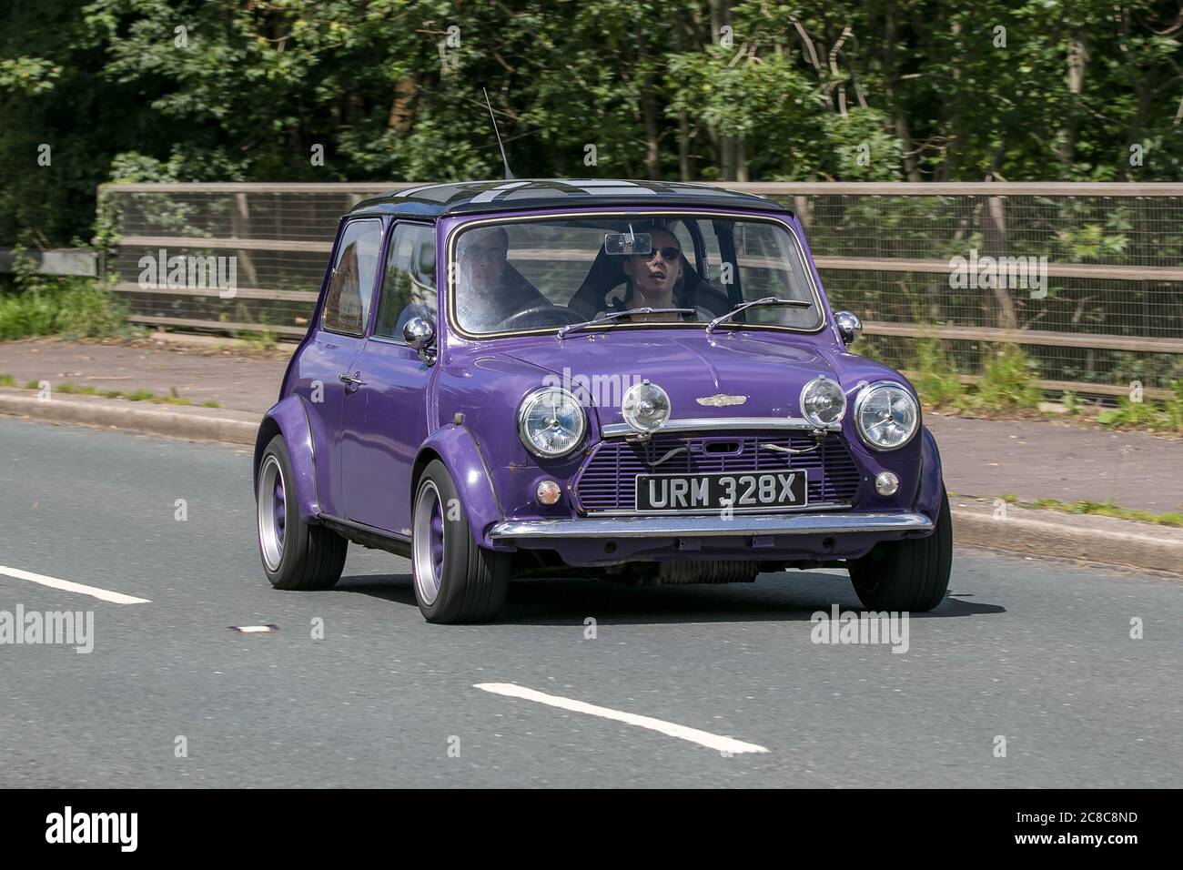 1982 mauve purple Austin Classic Mini 1000 HL E Fahren auf der M6autobahn bei Preston in Lancashire, UK Stockfoto