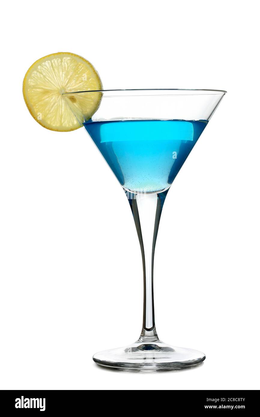 martini-Getränk mit Zitronenscheibe isoliert Stockfoto