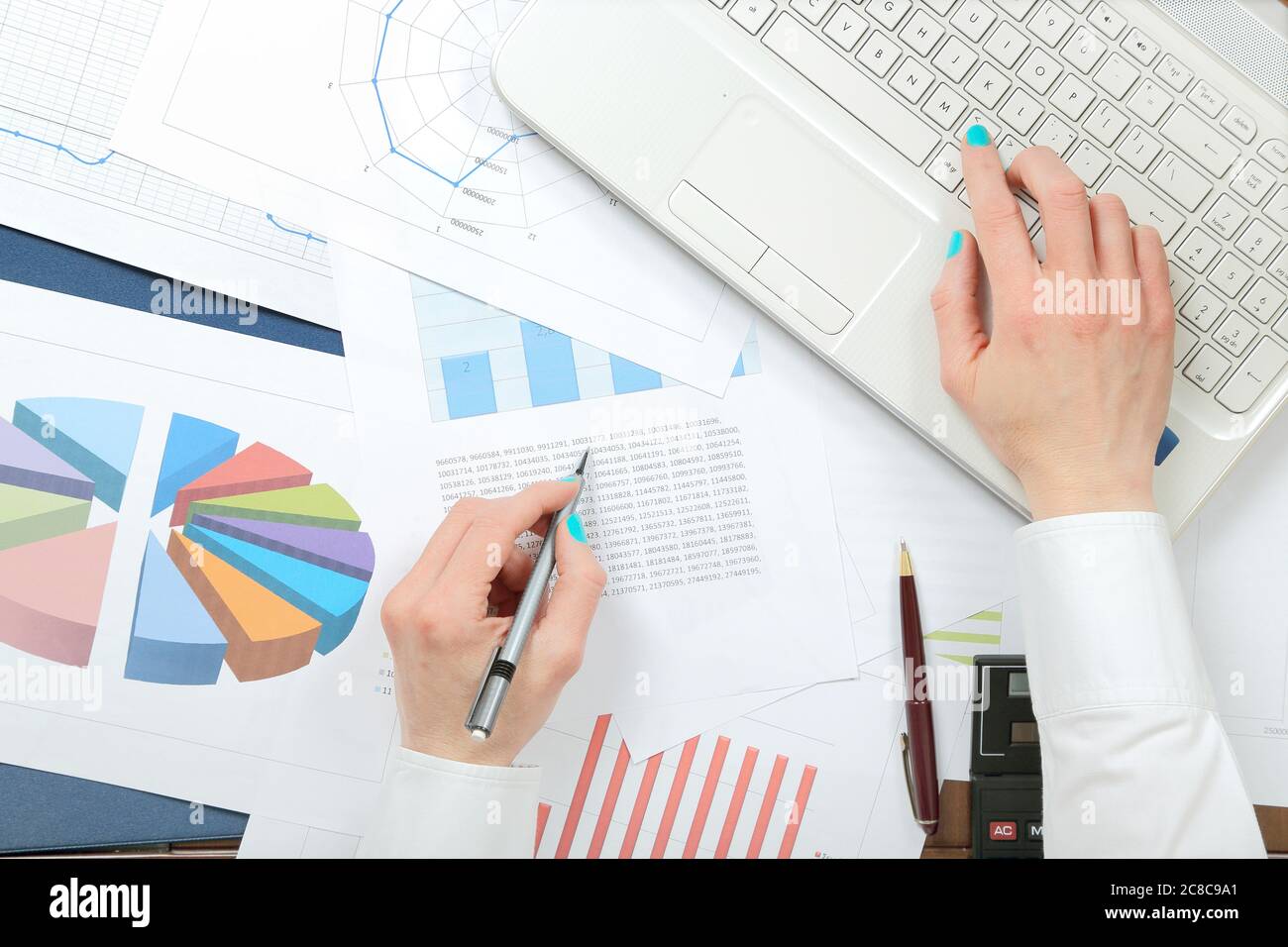Draufsicht der Frau, die an Charts und Zahlen arbeitet Stockfoto