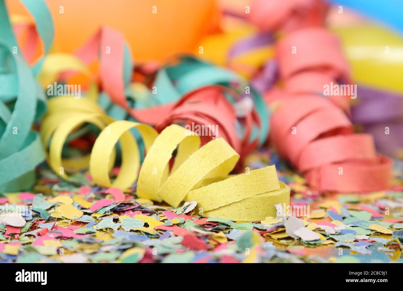 Party-Streamer, Konfetti und Ballons Stockfoto