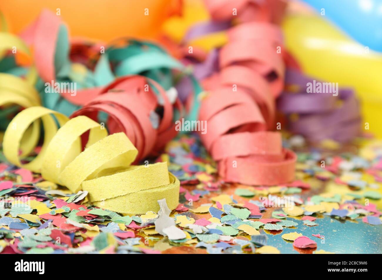 Party-Streamer, Konfetti und Ballons Stockfoto