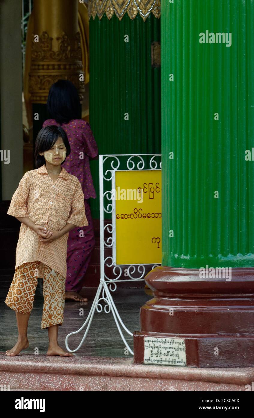 Kleiner Junge mit Thankapaste, die seine Wangen bedeckt, Shwedagon Pagode, Yangon, Myanmar Stockfoto