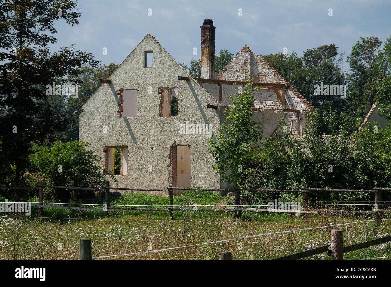 Ein altes Haus mit den Fenstern, Türen und Dach inklusive Dachstuhl entfernt. Ein zerstörte Gebäude. Stockfoto