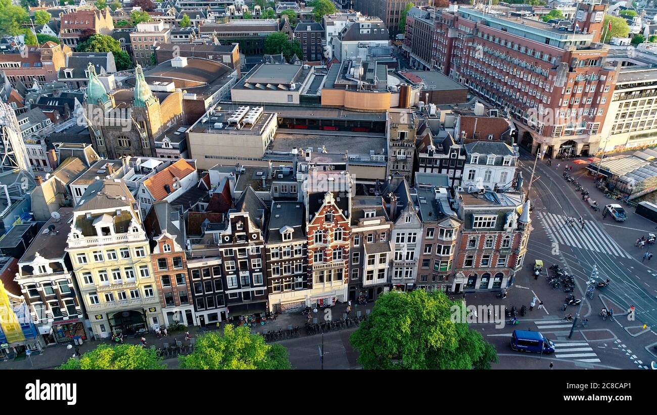 Panorama-Luftaufnahme von Amsterdam in den Niederlanden, Europa. Blick über das alte Zentrum. Berühmte Orte und typisch holländische Architektur. Stockfoto