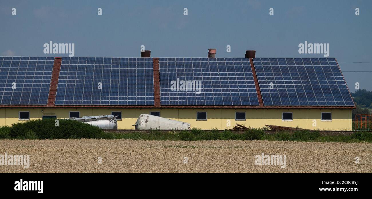 Eine sehr große Photovoltaikanlage auf einem landwirtschaftlichen Gebäude. Stockfoto