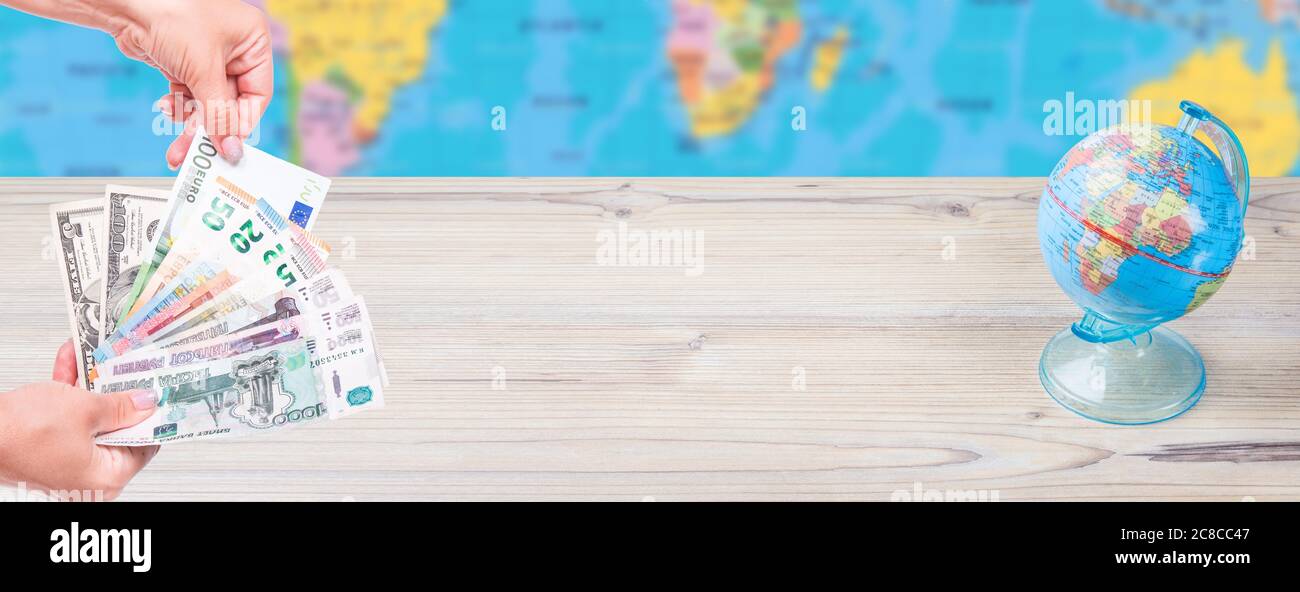 Hand teilen Euro-banknoten. Urlaub Haushalt Konzept auf der Weltkarte Hintergrund. Geld für die Reise. Reisekosten. Panorama banner Hintergrund mit c Stockfoto