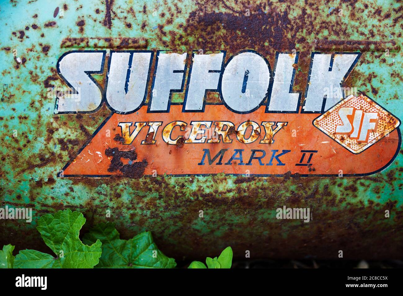 Altes, rostiger Grasauffanggerät für einen Suffolk Viceroy Mark 2 Rasenmäher. Stockfoto