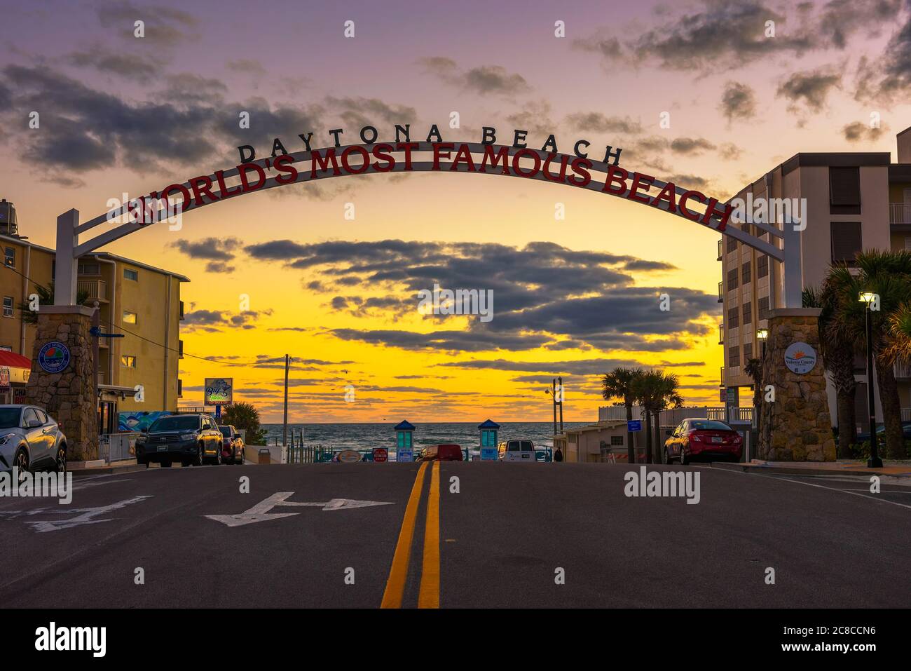 Daytona Beach, Florida, USA - 9. Januar 2020 : Daytona Beach Willkommensschild gestreckt über die Straße bei Sonnenaufgang. Daytona ist als die Welt Mos bekannt Stockfoto