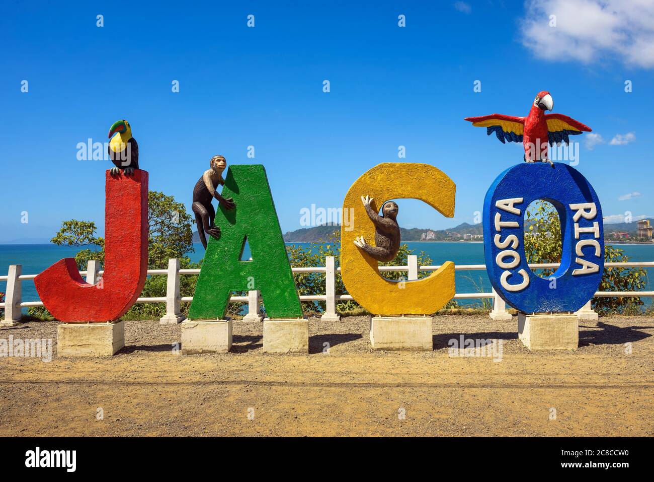 Jaco, Costa Rica - 14. Januar 2020: Buntes Eintrittschild für die Stadt Jaco in Costa Rica. Stockfoto