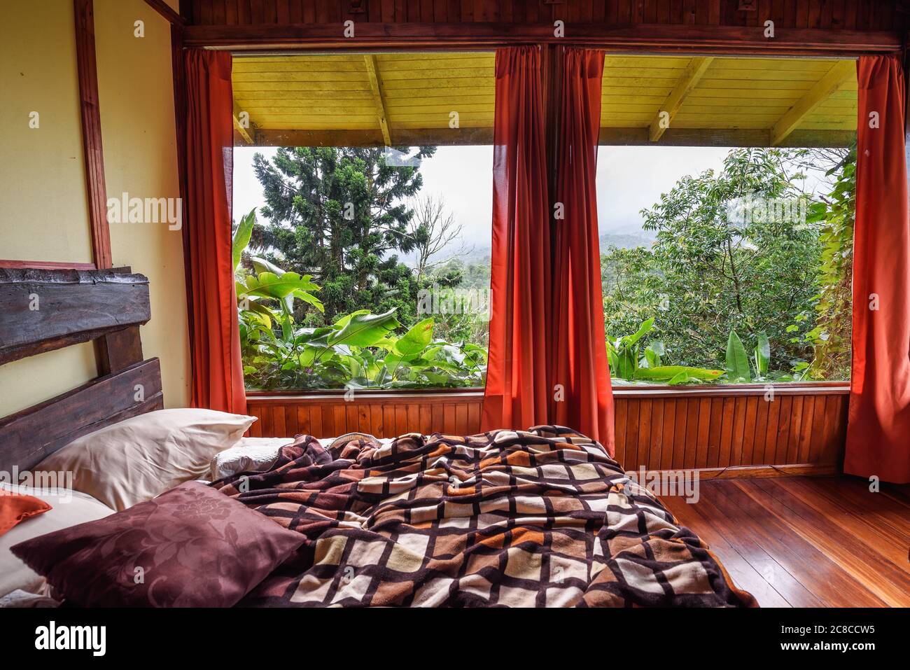 Vara Blanca, Costa Rica - 13. Januar 2020 : Interieur eines Zimmers in der Volcan Poas Tiquicia Lodge, einer drei-Sterne-Lodge mit Bungalows mit Vulkan Vie Stockfoto