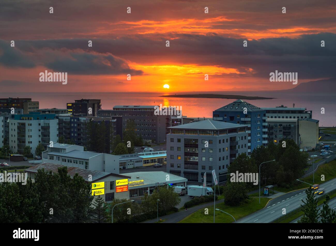 Reykjavik, Island - 30. Juni 2020 : Sonnenuntergang über der Stadt Reykjavik mit mehreren modernen Gebäuden und Atlantik. Stockfoto