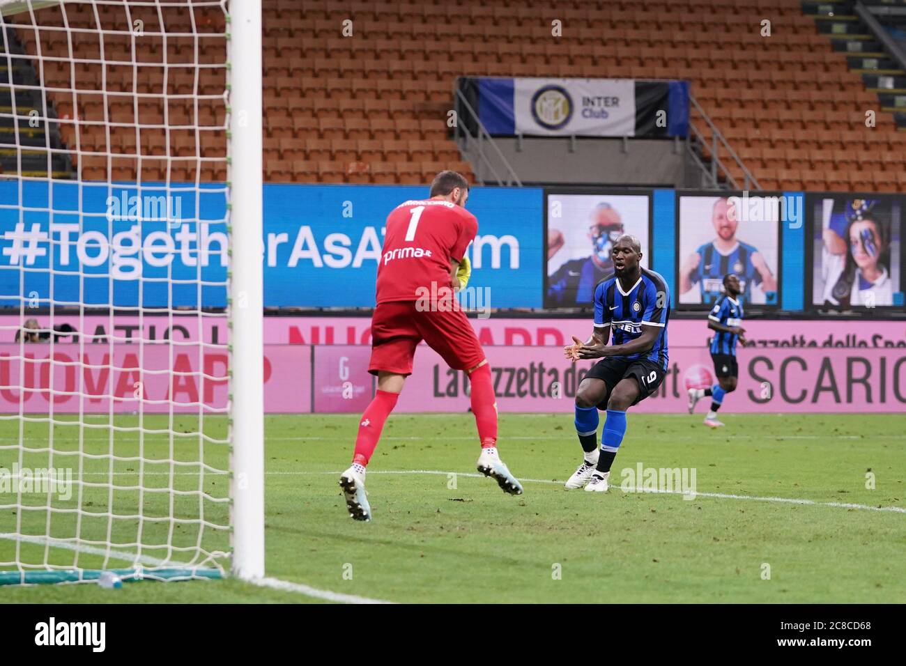 Pietro Terracino (Fiorentina) e Romelu Lukaku (Inter) während Inter vs Fiorentina, italienische Serie A Fußballspiel, Mailand, Italien, 22. Juli 2020 Stockfoto