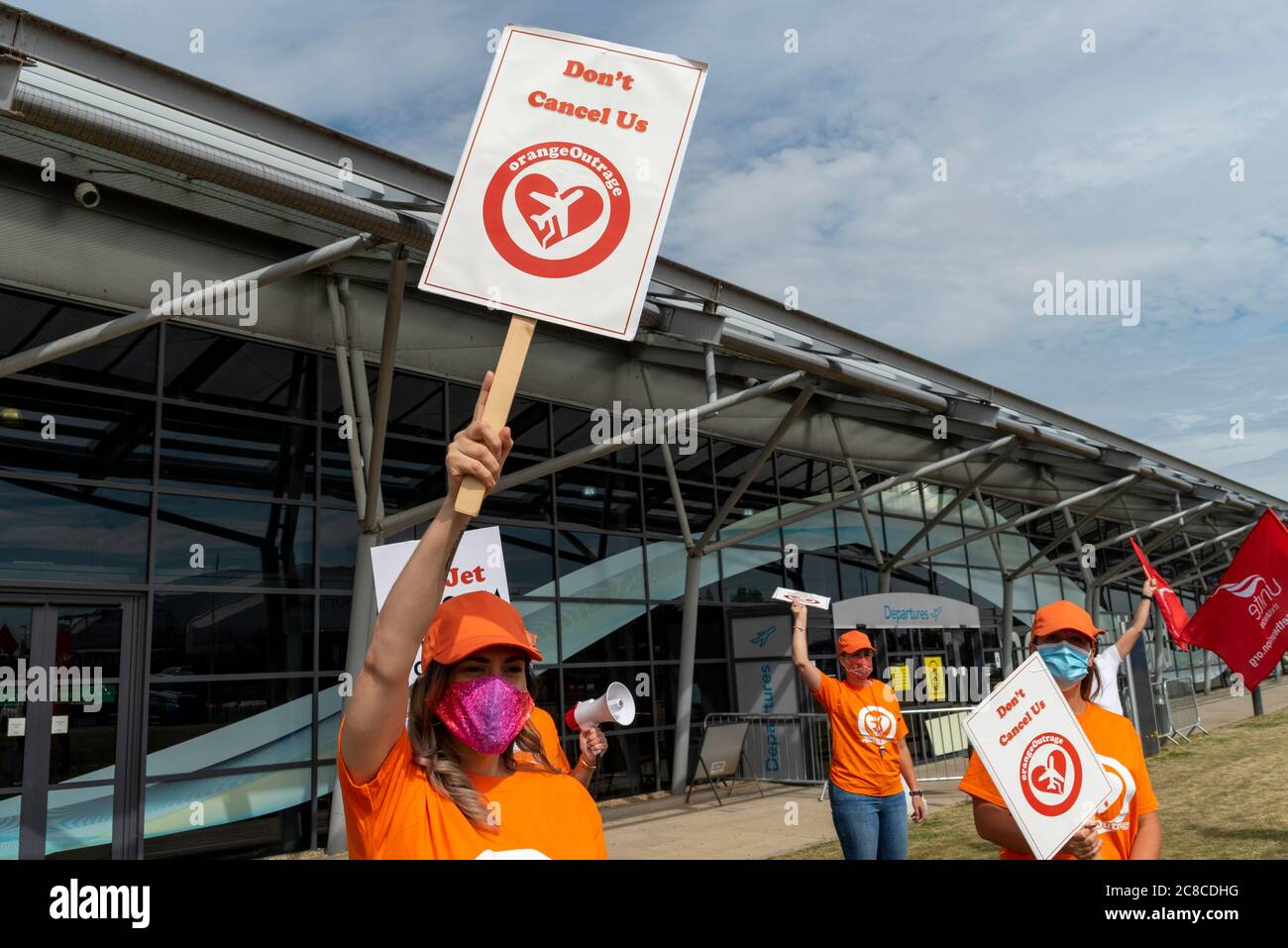 EasyJet-Mitarbeiter protestieren vor dem Londoner Flughafen Southend unter der Führung von Unite the Union gegen den möglichen Arbeitsplatzverlust der COVID19 in der Fluggesellschaft Stockfoto