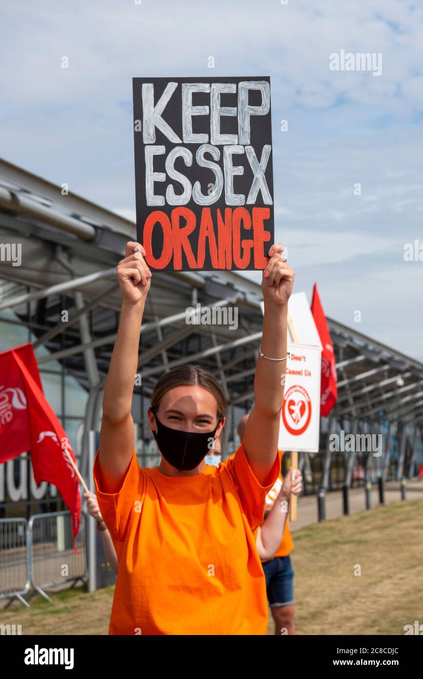 EasyJet-Mitarbeiter protestieren vor dem Londoner Flughafen Southend gegen den möglichen Arbeitsplatzverlust in der Fluggesellschaft. Essex Mädchen Humor. Orange Stockfoto